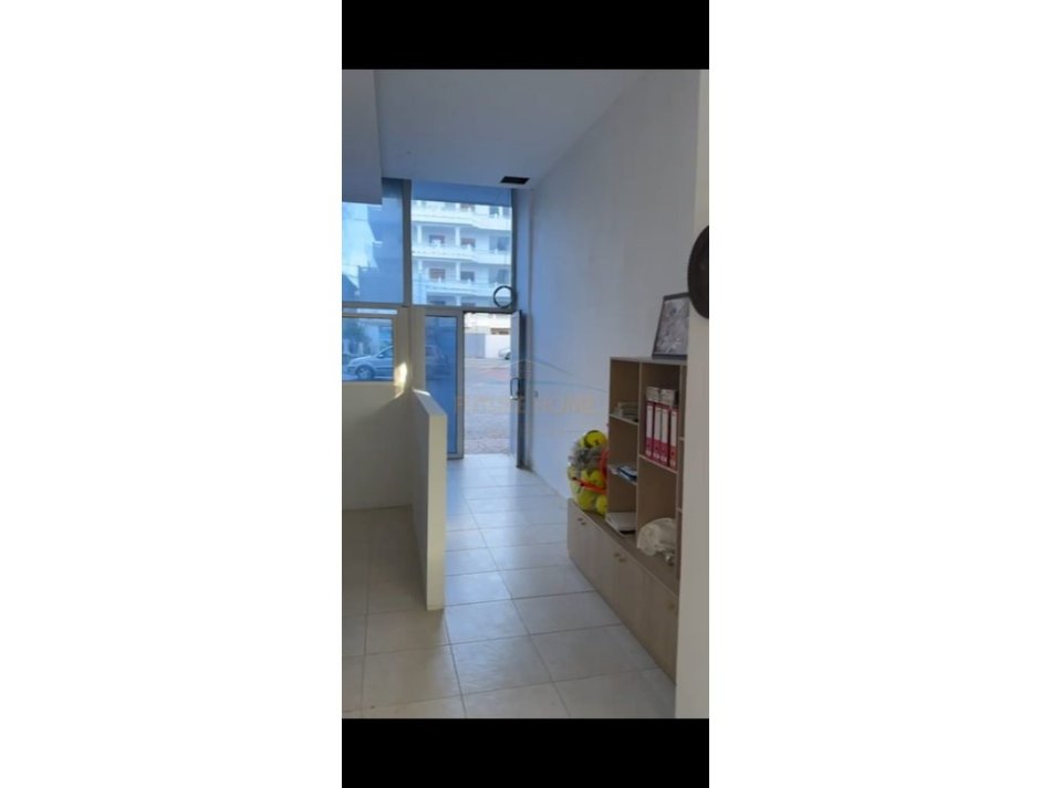 Durres, jepet me qera ambjent biznesi Kati 0, 47 m² 400 € (Ura e Dajlanit)