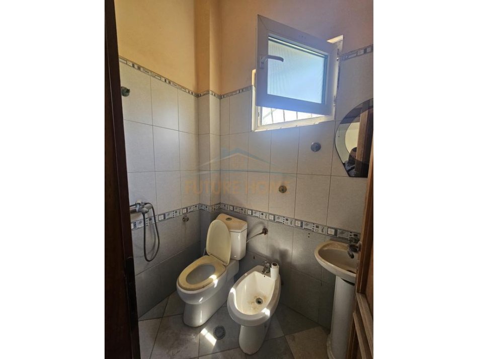 Durres, jepet me qera ambjent biznesi Kati 0, 80 m² 300 € (2 Eldat, Durres)