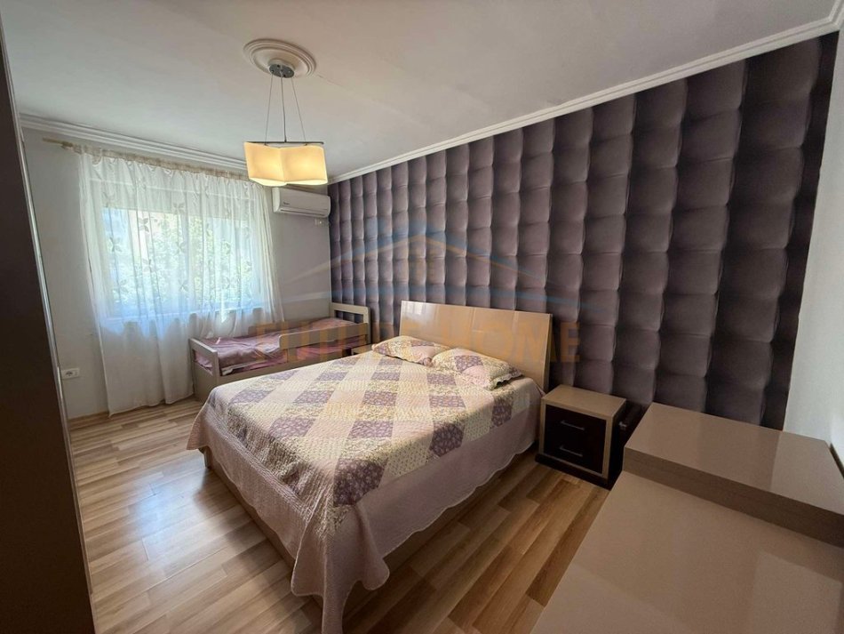 Tirane, shitet apartament 1+1 Kati 3, 59 m² 135.000 € (pallati me shigjeta)