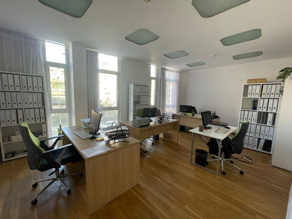 Disponojme Ambient Me Qira tek Kompleksi Kika 2, Komuna E Parisit