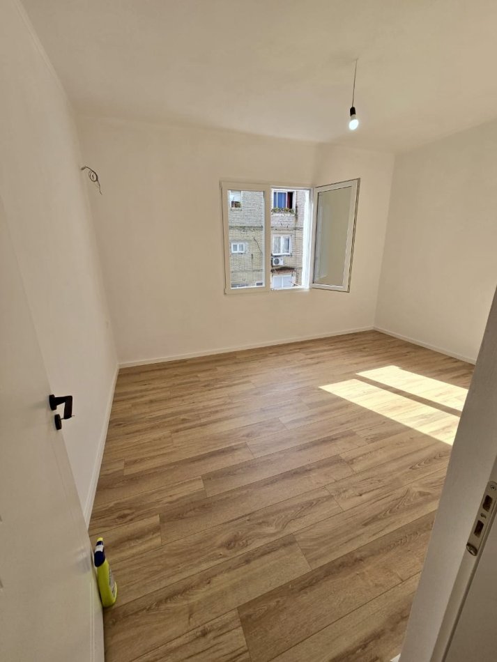 Tirane, shitet apartament 2+1+Aneks+Ballkon Kati 3, 75 m² 129.000 € (Oxhaku afer Pediatris)