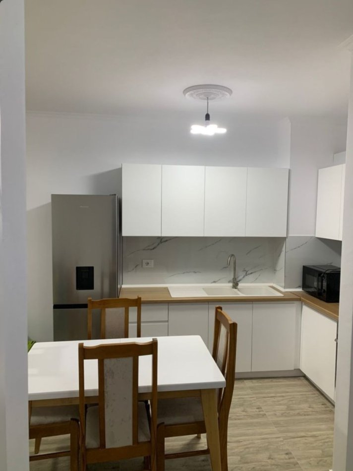 Tirane, jepet me qera apartament 1+1 Kati 5, 50 m² 500 € (Amerikan 3)