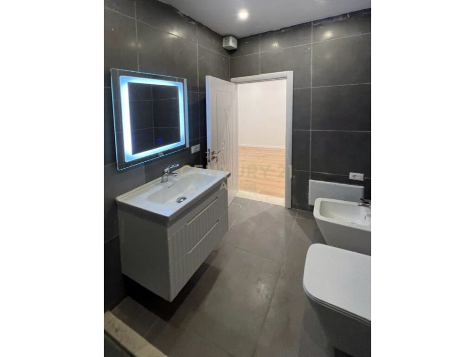 Tirane, shitet apartament 2+1+Ballkon Kati 3, 77 m² 149.000 € (zona e Brrylit, brenda unazes)
