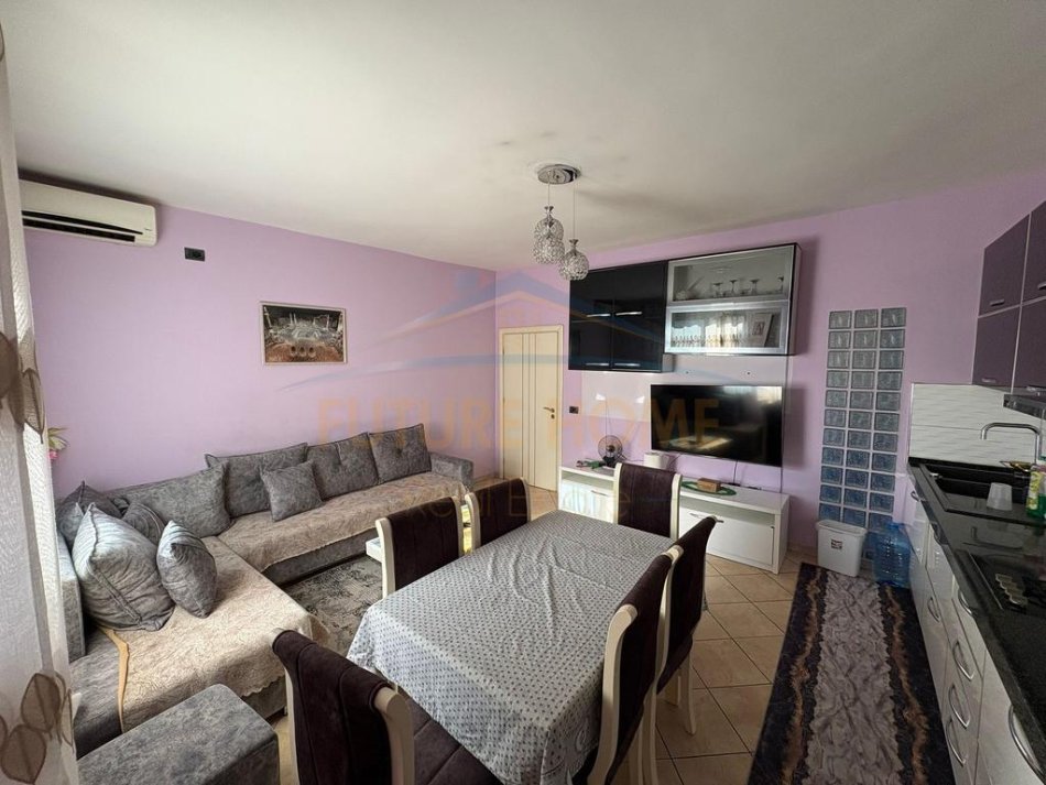 Durres, jepet me qera apartament 1+1+Aneks Kati 4, 55 m² 400 € (Markata,durres)