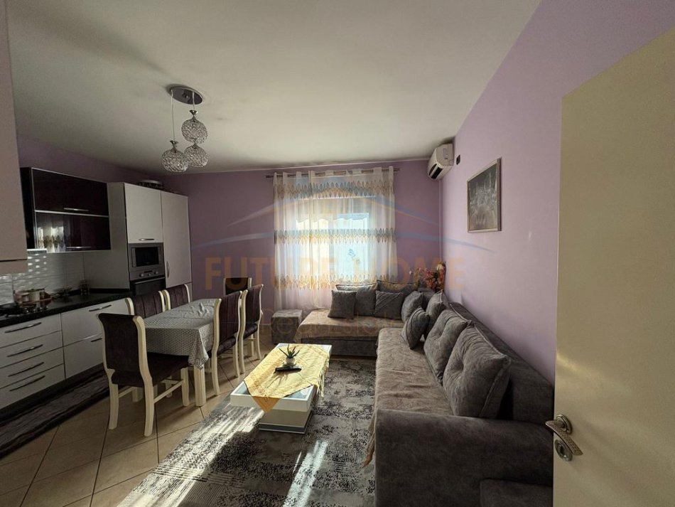 Durres, jepet me qera apartament 1+1+Aneks Kati 4, 55 m² 400 € (Markata,durres)