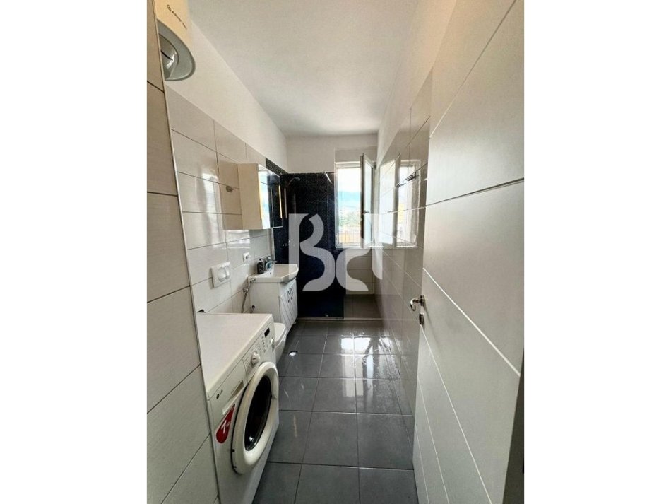 Tirane, jepet me qera apartament 2+1 Kati 5, 96 m² 800 € (Rruga e Kavajes)