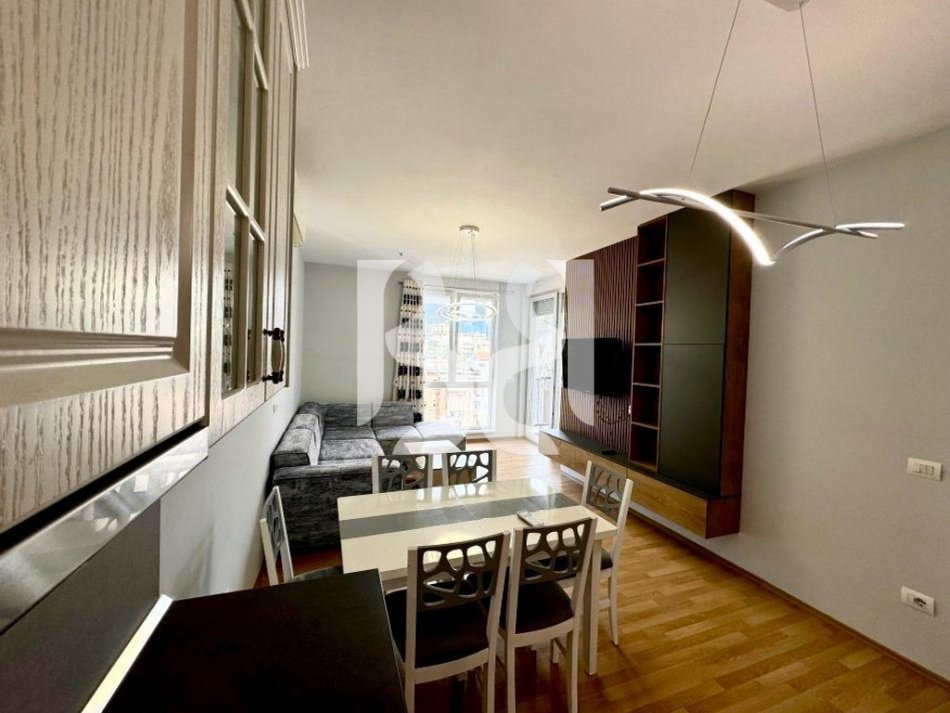 Tirane, jepet me qera apartament 2+1 Kati 5, 96 m² 800 € (Rruga e Kavajes)
