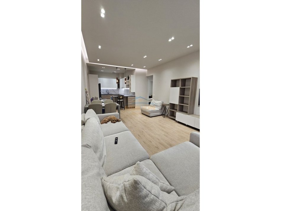 Tirane, shitet apartament 3+1 Kati 1, 117 m² 
