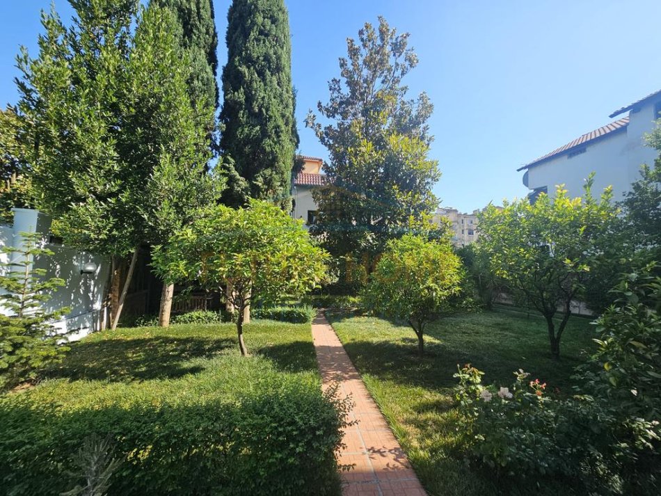 Tirane, jepet me qera apartament 3+1 Kati 2, 130 m² 700 € (në rrugën Todi Shkurti)