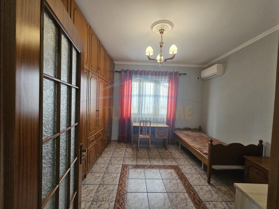 Tirane, jepet me qera apartament 3+1 Kati 2, 130 m² 700 € (në rrugën Todi Shkurti)