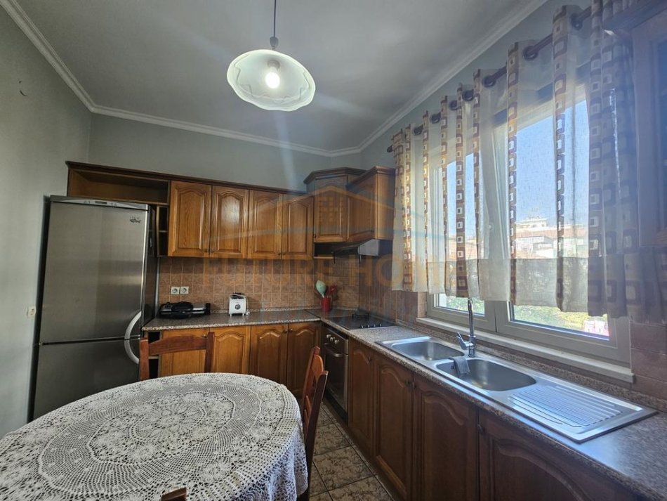 Tirane, jepet me qera apartament 3+1 Kati 2, 130 m² 700 € (në rrugën Todi Shkurti)