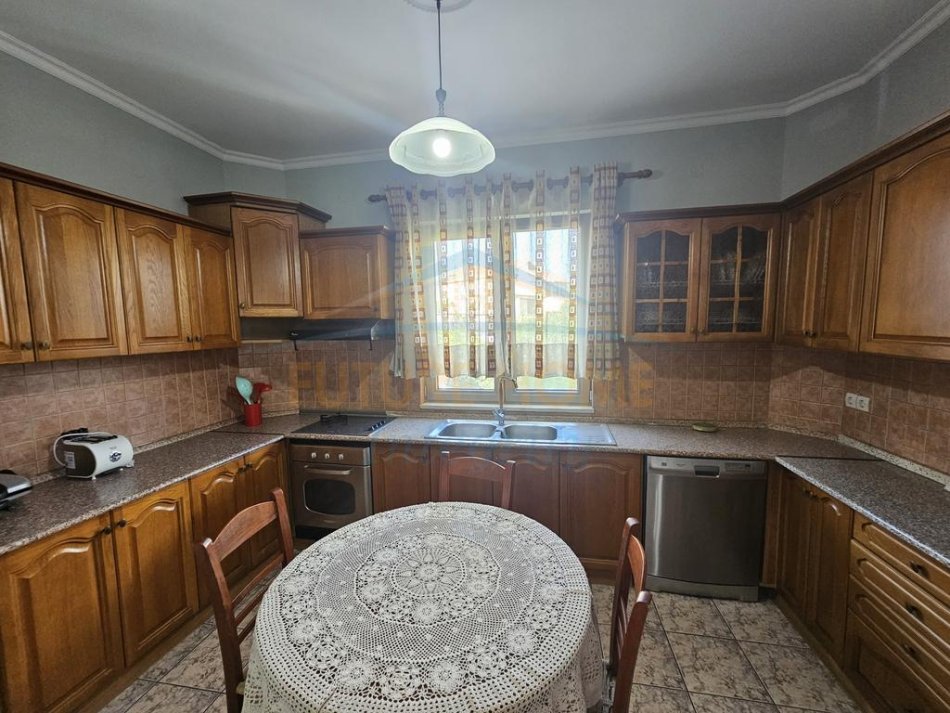 Tirane, jepet me qera apartament 3+1 Kati 2, 130 m² 700 € (në rrugën Todi Shkurti)