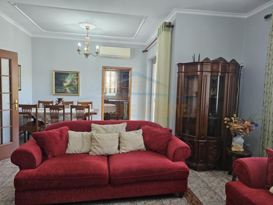 Tirane, jepet me qera apartament 3+1 Kati 2, 130 m² 700 € (në rrugën Todi Shkurti)