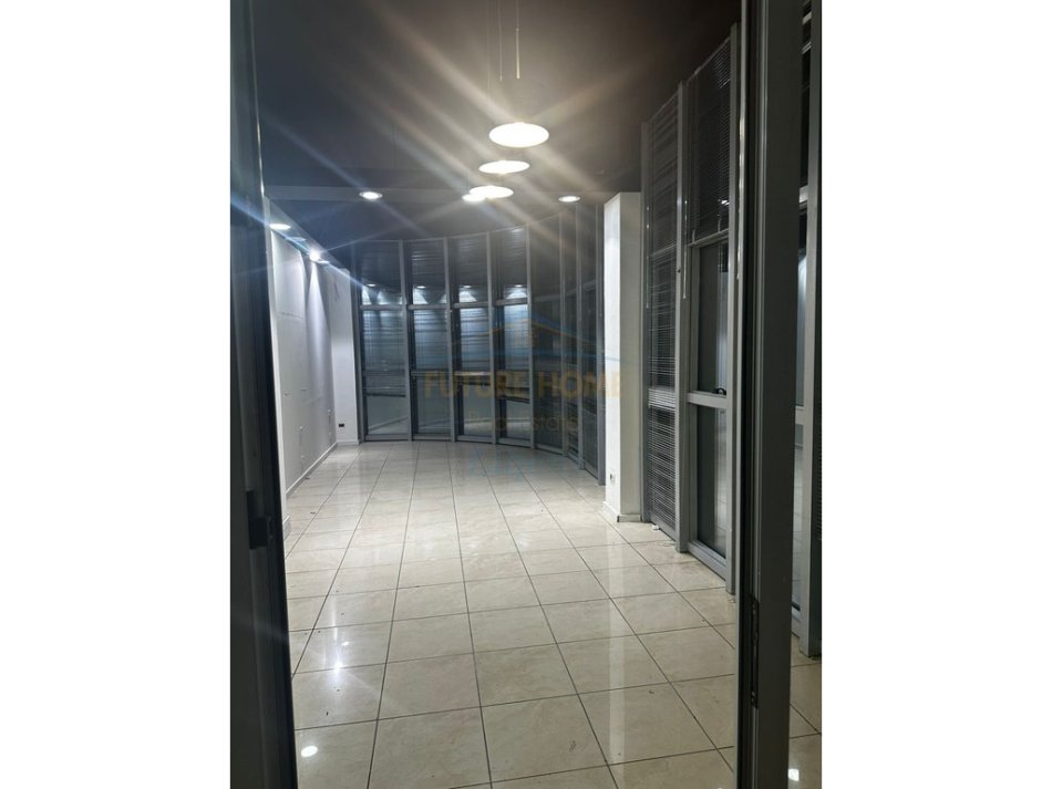 Tirane, jepet me qera vetem 1 dhome 1+1 Kati 1, 70 m² 800 € (Ambjent Zyre, Prane Globit, Tirane)