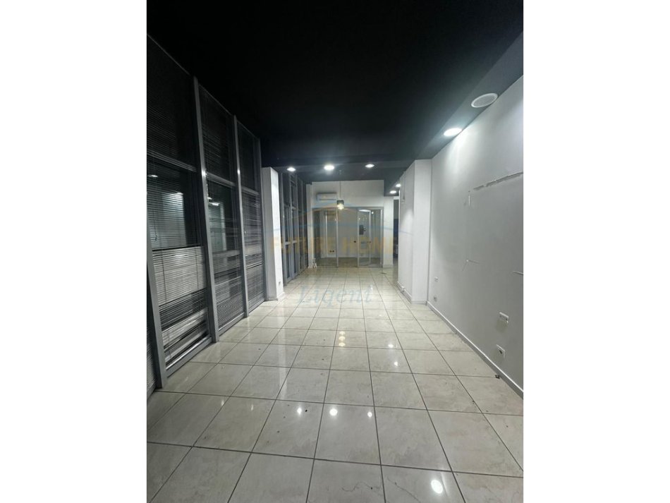 Tirane, jepet me qera vetem 1 dhome 1+1 Kati 1, 70 m² 800 € (Ambjent Zyre, Prane Globit, Tirane)