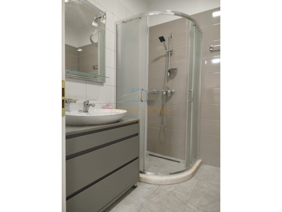 Tirane, jepet me qera apartament 1+1 Kati 1, 70 m² 550 € (ish Parku i Autobusave,)
