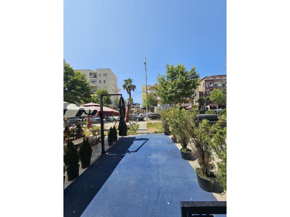 Durres, jepet me qera bar-kafe Kati 0, 84 m² 500 € (Rrota e Kuqe)