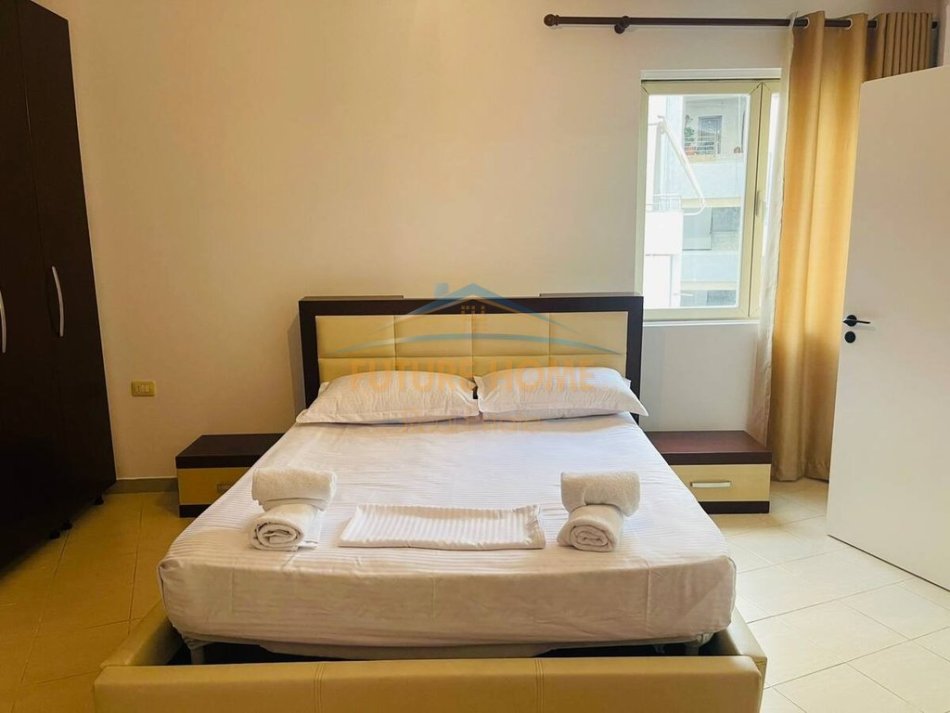 Tirane, jepet me qera apartament 1+1 , 400 € (Restorant Fresku Tirane.)