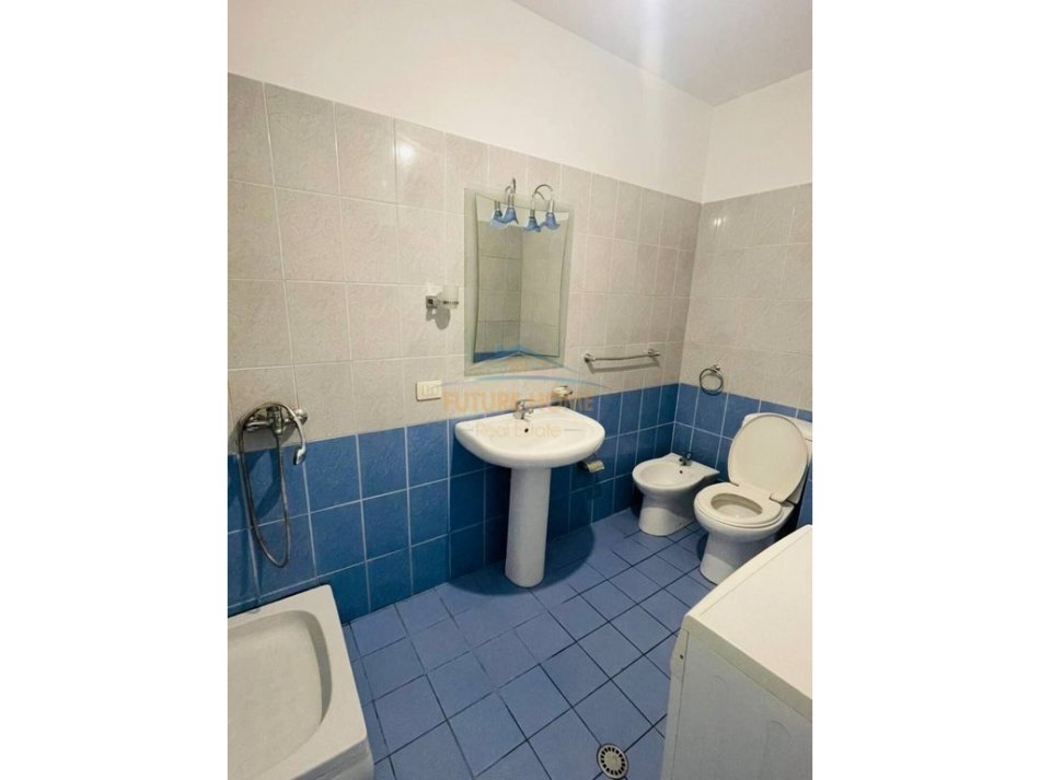 Tirane, jepet me qera apartament 1+1 , 400 € (Restorant Fresku Tirane.)