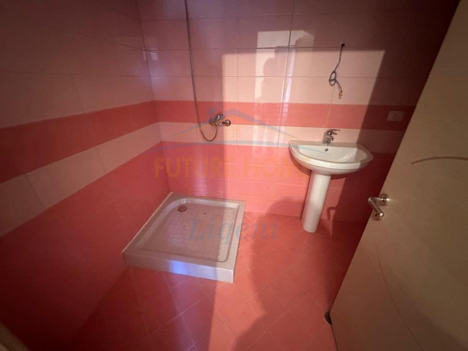 Shitet, Apartament 2+1, Ali Demi, Tiranë. LI54400