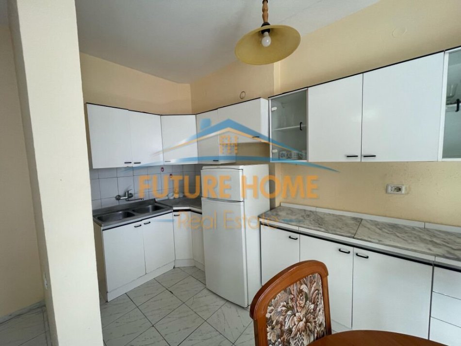 Tirane, jepet me qera apartament 2+1 Kati 4, 93 m² 550 € (Vasil Shanto)