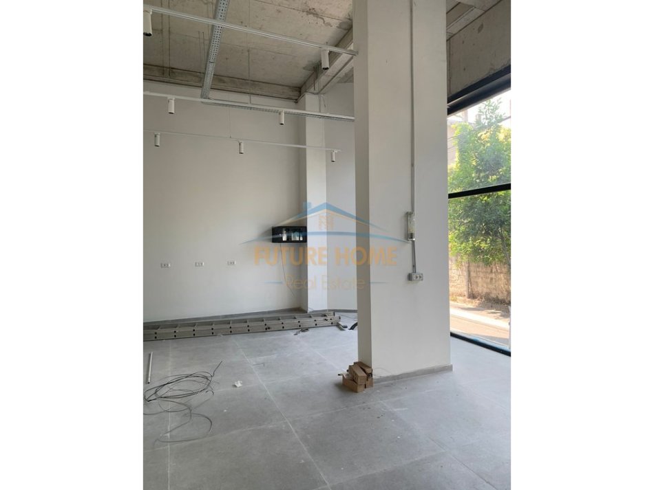 Tirane, shes dyqan Kati 0, 45 m² (MYSLYM SHYRI)
