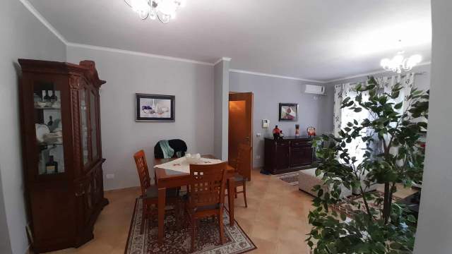 Durres, jepet me qera apartament 2+1+A+BLK Kati 2, 125 m² 500 Euro (Rruga Egnatia)