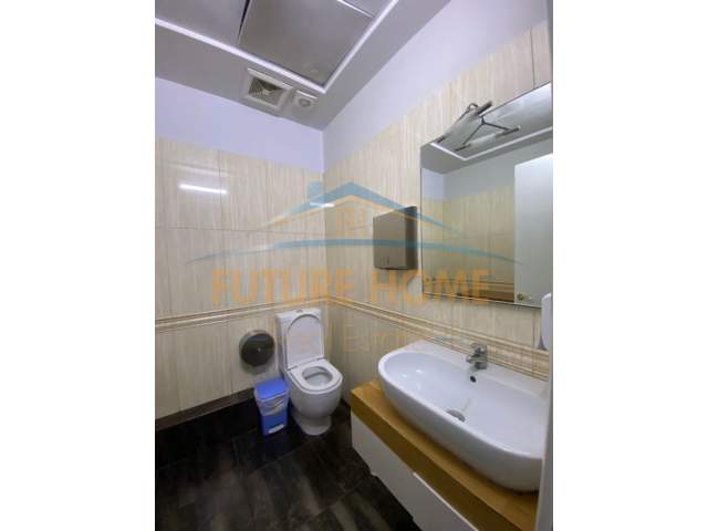 Tirane, jepet me qera zyre Kati 11, 118 m² 2.400 Euro (Bulevardi Deshmoret E Kombit)
