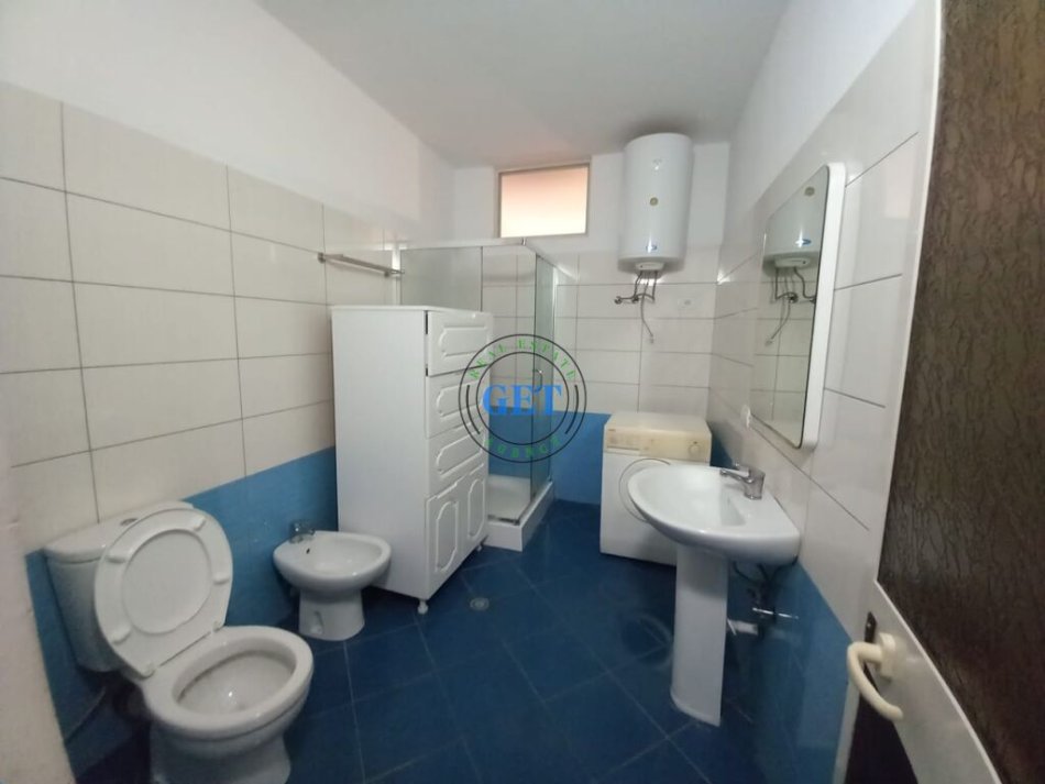 Durres, jepet me qera apartament 2+1+Ballkon Kati 4, 85 m² 350 € (Stadiumi ,Durres)