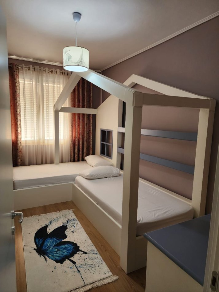 Tirane, jepet me qera apartament 2+1 (i mobiluar) Kati 7, 550 €  Astir (pallatet fratari)