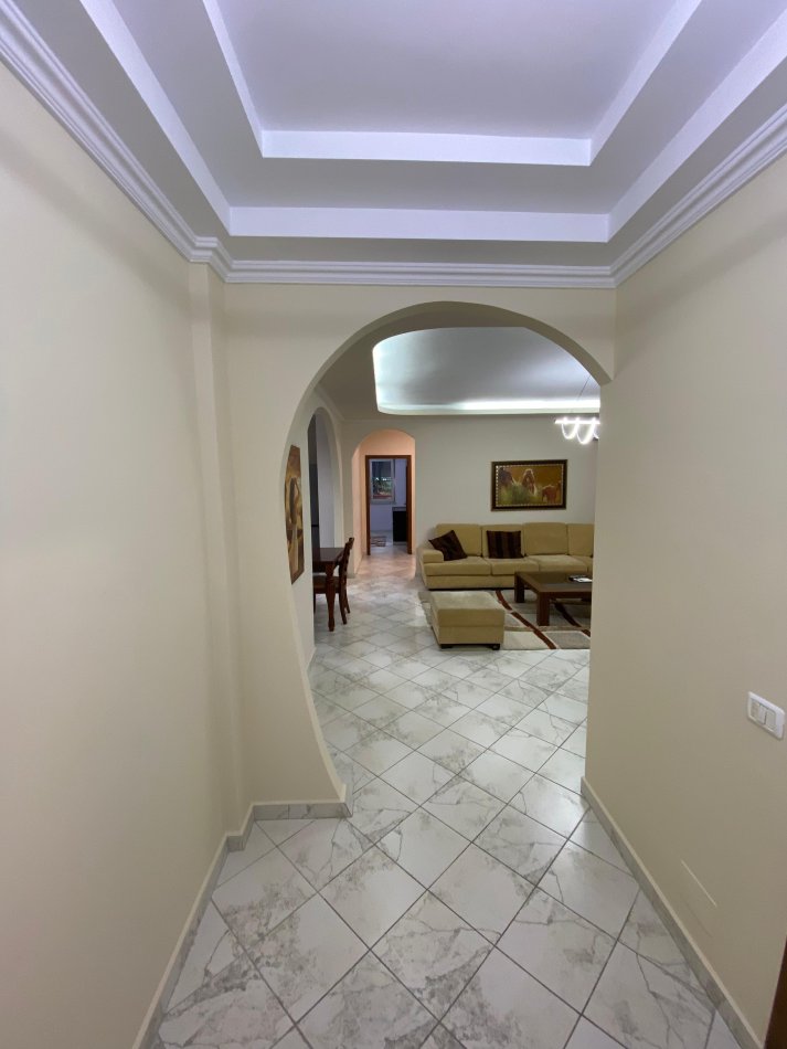 Tirane, jepet me qera apartament 2+1 Kati 3, 125 m² 750 € (rruga hoxha tahsim)