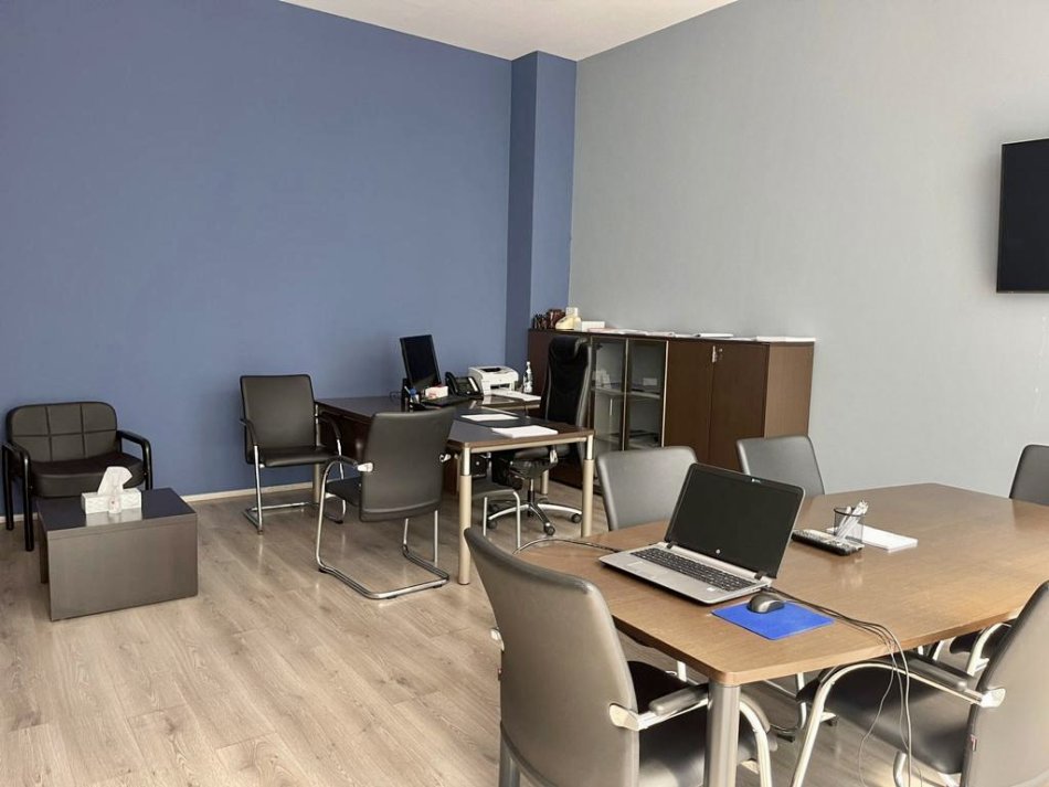 Tirane, jepet me qera dyqan Kati 0, 222 m² 4.000 € (Ish Blloku, Prane SPAR)