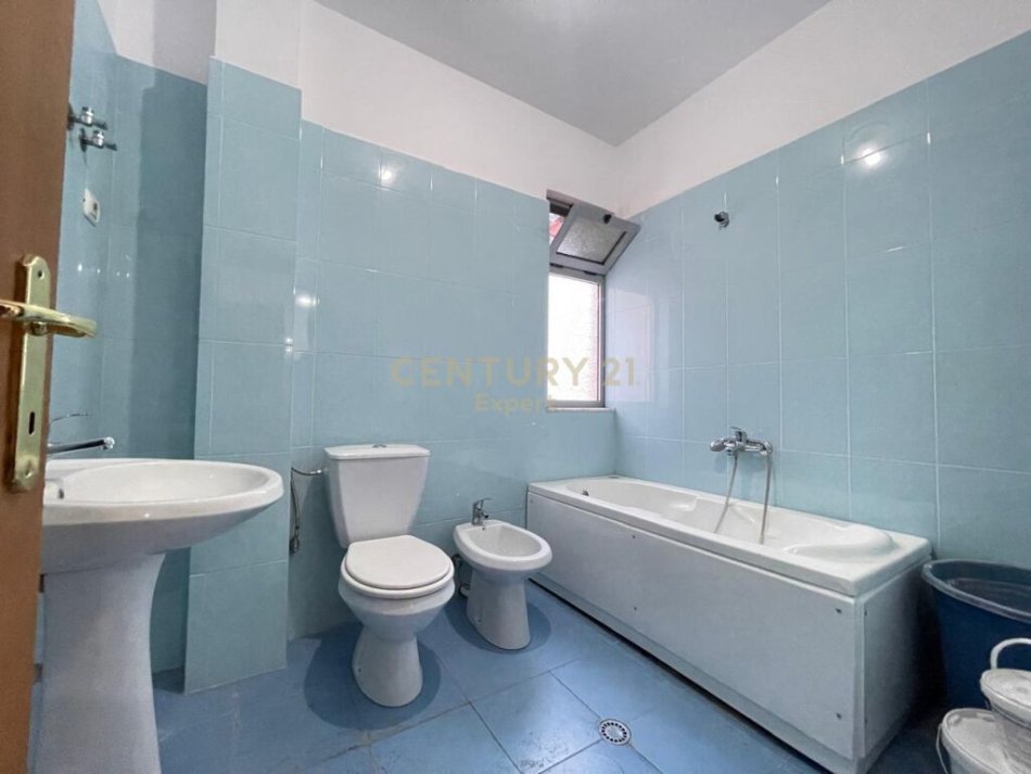 Tirane, shitet apartament 2+1 Kati 2, 108 m² 165.000 € (ndodhet Buze autostrades tek rrethrrotullimi i Selites , Tiranë)