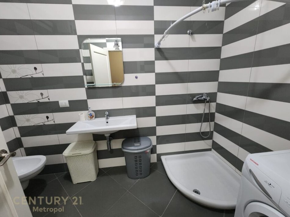 Tirane, jepet me qera apartament 2+1 Kati 5, 100 m² 600 € (Myslym Shyri)