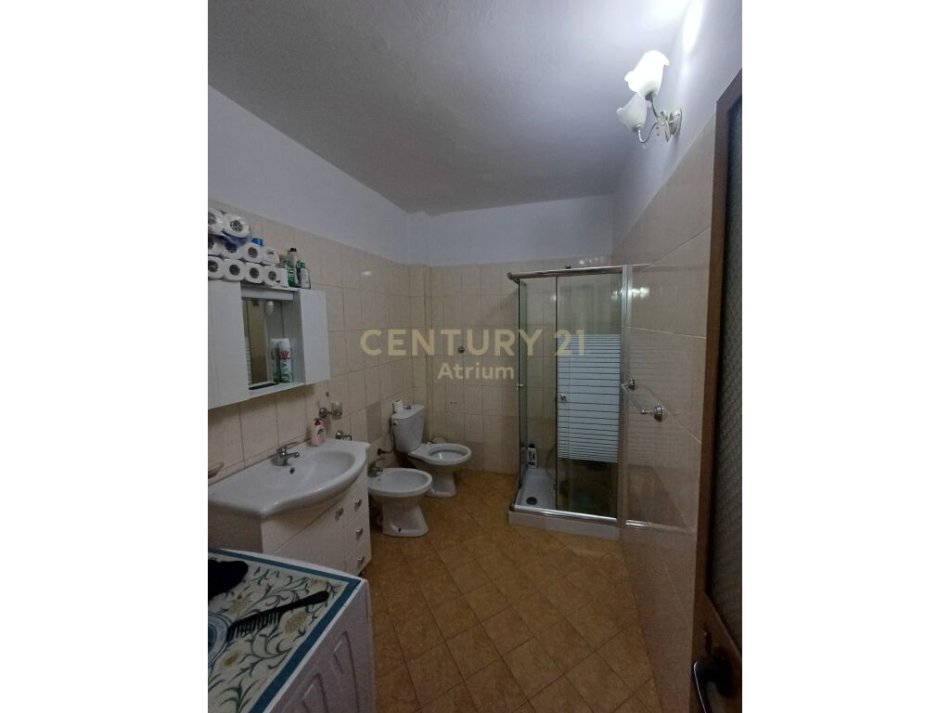 Tirane, shitet apartament 2+1+Ballkon Kati 1, 140.000 € (prane bllokut te ambasadave, perballe hotel COLOSSEO ne rrugen e Durresit)