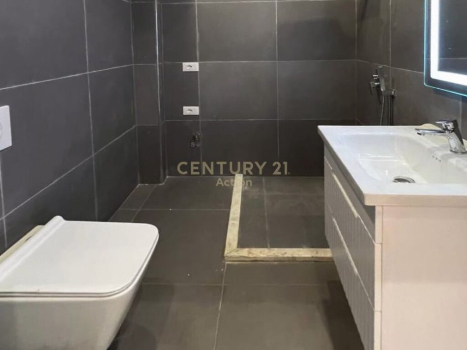 Tirane, shitet apartament 2+1+Ballkon Kati 3, 77 m² 149.000 € (zona e Brrylit, brenda unazes)