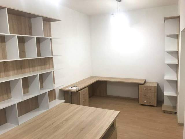 Jepet me qera zyra pune te mobiluara tek Pallatet Agimi, prane Kafe Roma