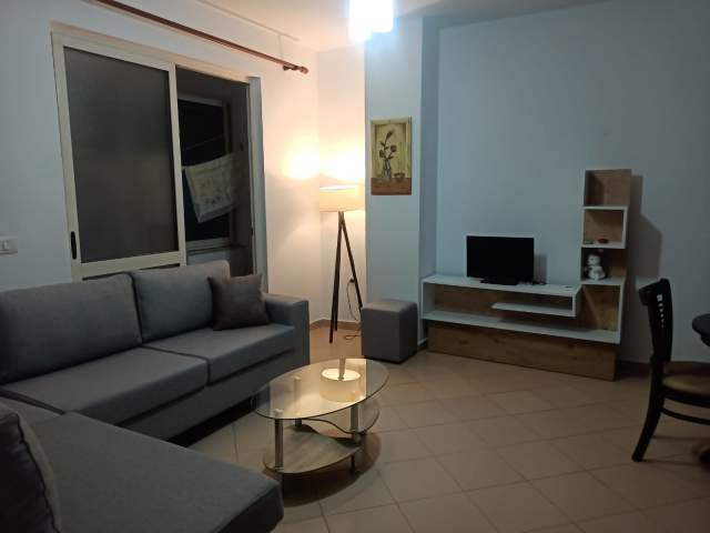 Tirane, jepet me qera apartament 1+1+BLK Kati 1, 65 m² 350 Euro (prane Hotel Ferrari)