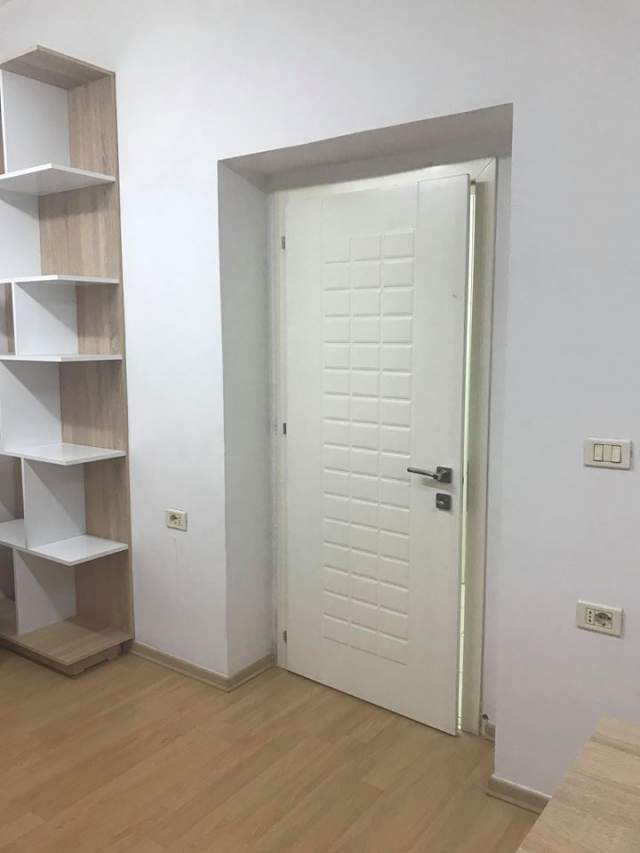 Jepet me qera zyra pune te mobiluara tek Pallatet Agimi, prane Kafe Roma