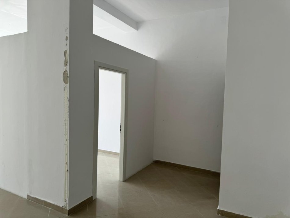 Tirane, jepet me qera ambjent biznesi Kati 1, 60 m² 450 € (Astir)