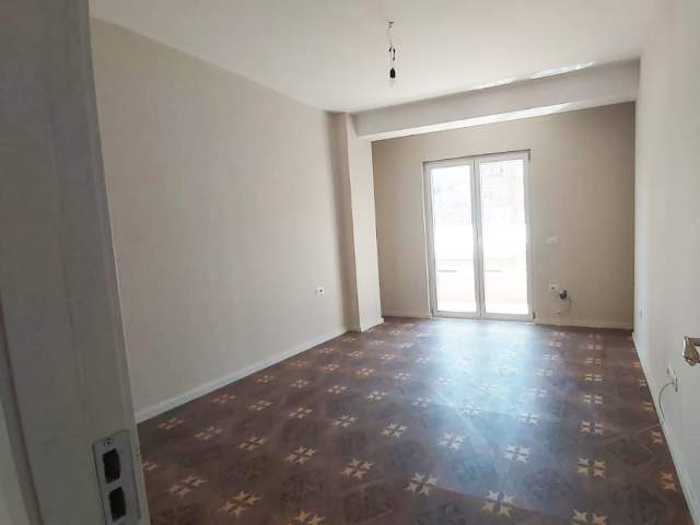 Tirane, shitet apartament 84 m² 142.800 Euro