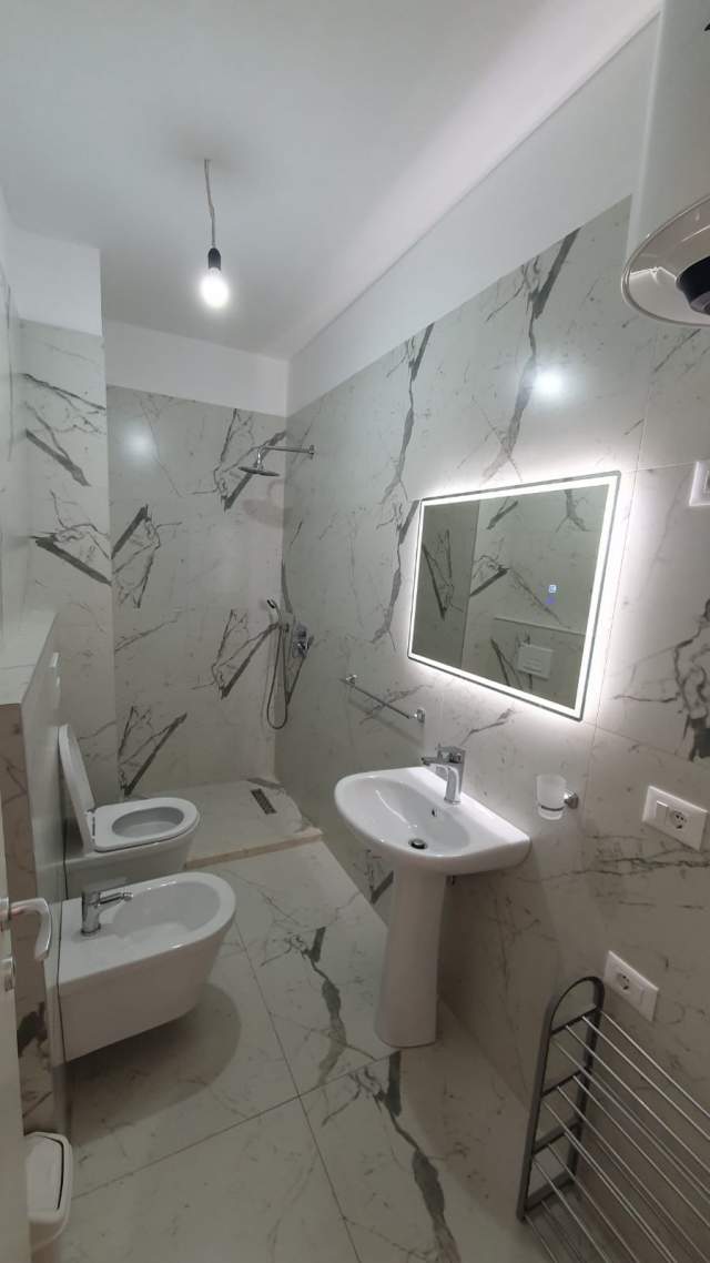 Tirane, jepet me qera apartament 2+1+BLK Kati 3, 90 m² 550 Euro (perballe Ministrise se Mbrojtjes)