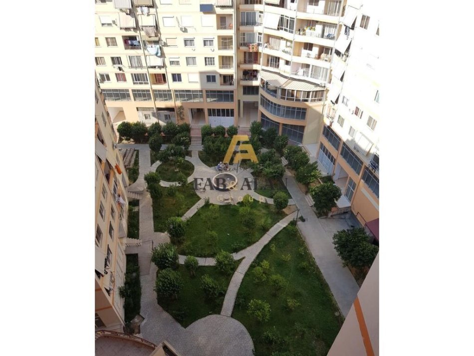 Tirane, shitet dyqan Kati 1, 36 m² 70.000 € (Fratari Astir)