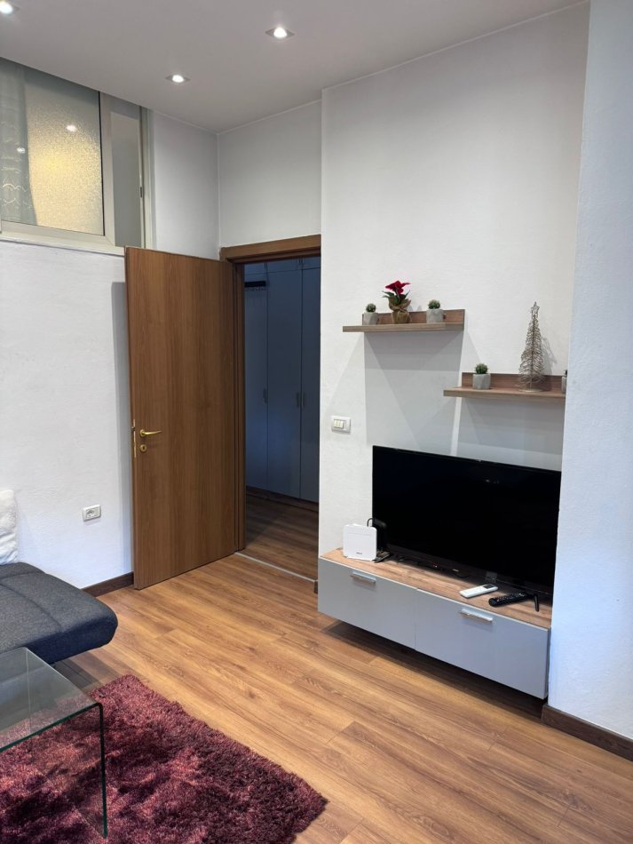 Tirane, jepet me qera apartament 1+1 Kati 1, 50 m² 600 € (Qender , rruga qemal stafa prane rossman lala)