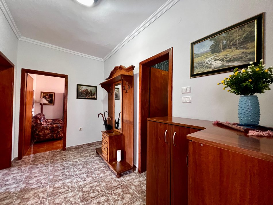 Tirane, jepet me qera apartament 2+1+Ballkon Kati 4, 80 m² 500 € (Shkolla e Kuqe)