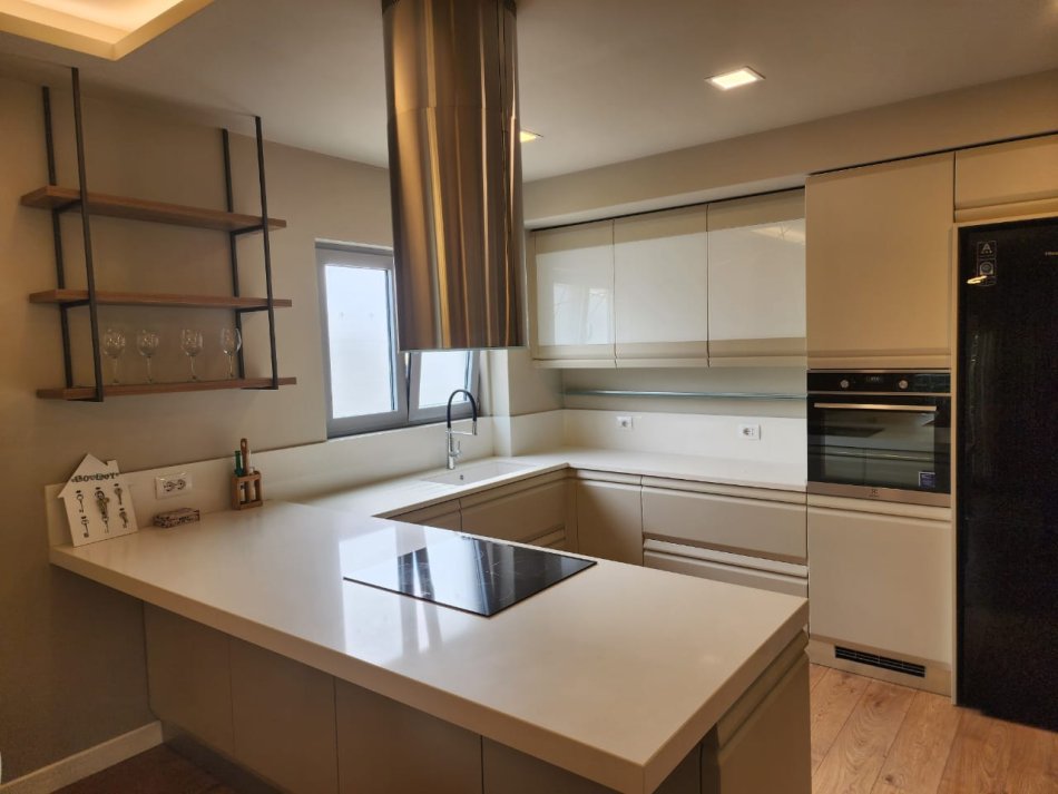 Tirane, jepet me qera 2 Katshe Kati 2, 300 m² 1.500 € (Blloku i vilave Selite)