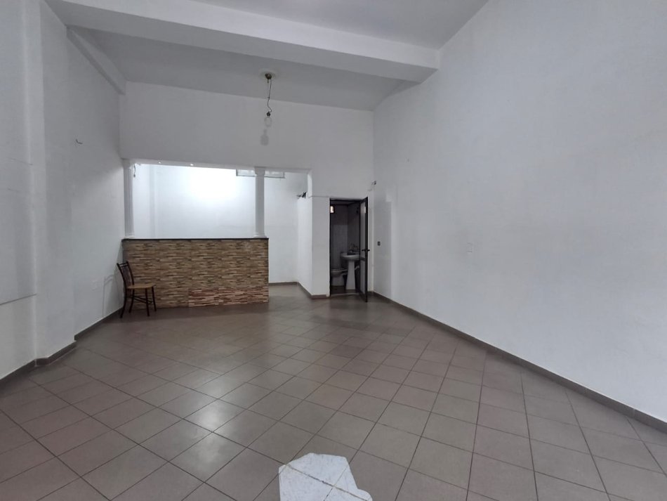 Tirane, jap me qera dyqan Kati 0, 40 m² 350 € (afer Gjimnazit Partizani)