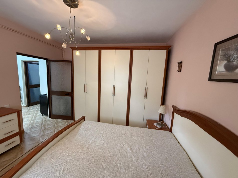 Tirane, jepet me qera apartament duplex 3+1 Kati 2, 100 m² 550 € (ali demi)