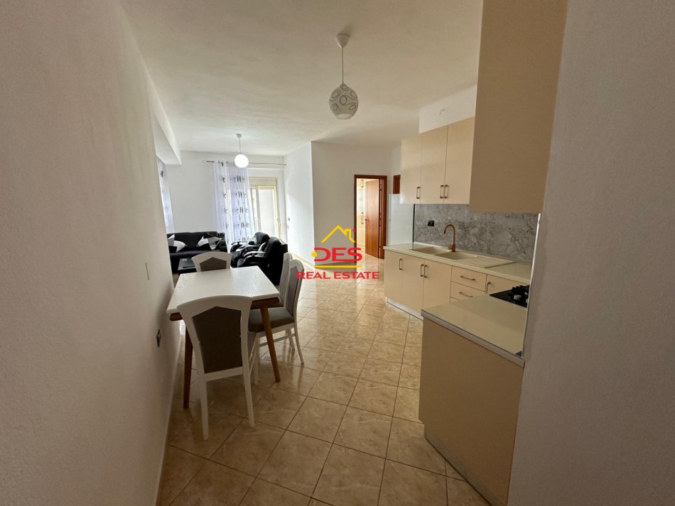 Vlore, jepet me qera apartament 2+1 Kati 2, 110 m² 400 € (Rruga Hasan Kushta)