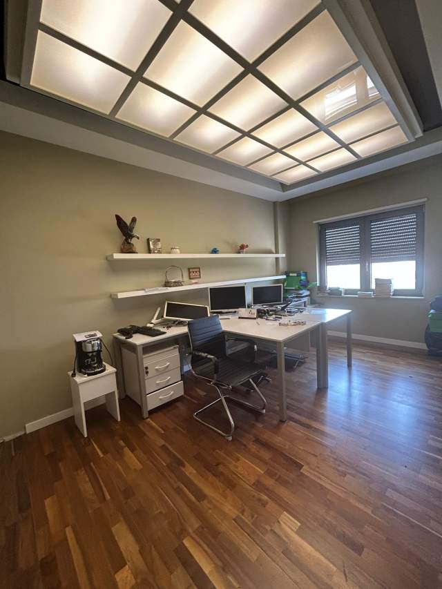 Tirane, jepet me qera zyre Kati 5, 140 m² 1.300 Euro ne Ring Center
